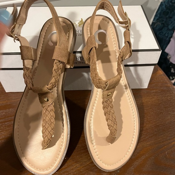 Women's Tan Sandal - size 7 Excellent condition! - Picture 3 of 7